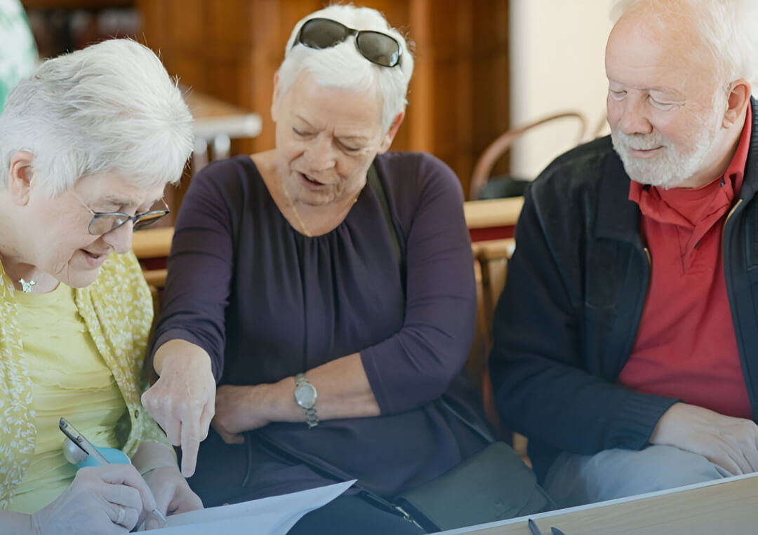 Adulto mayor recibiendo asesoría financiera