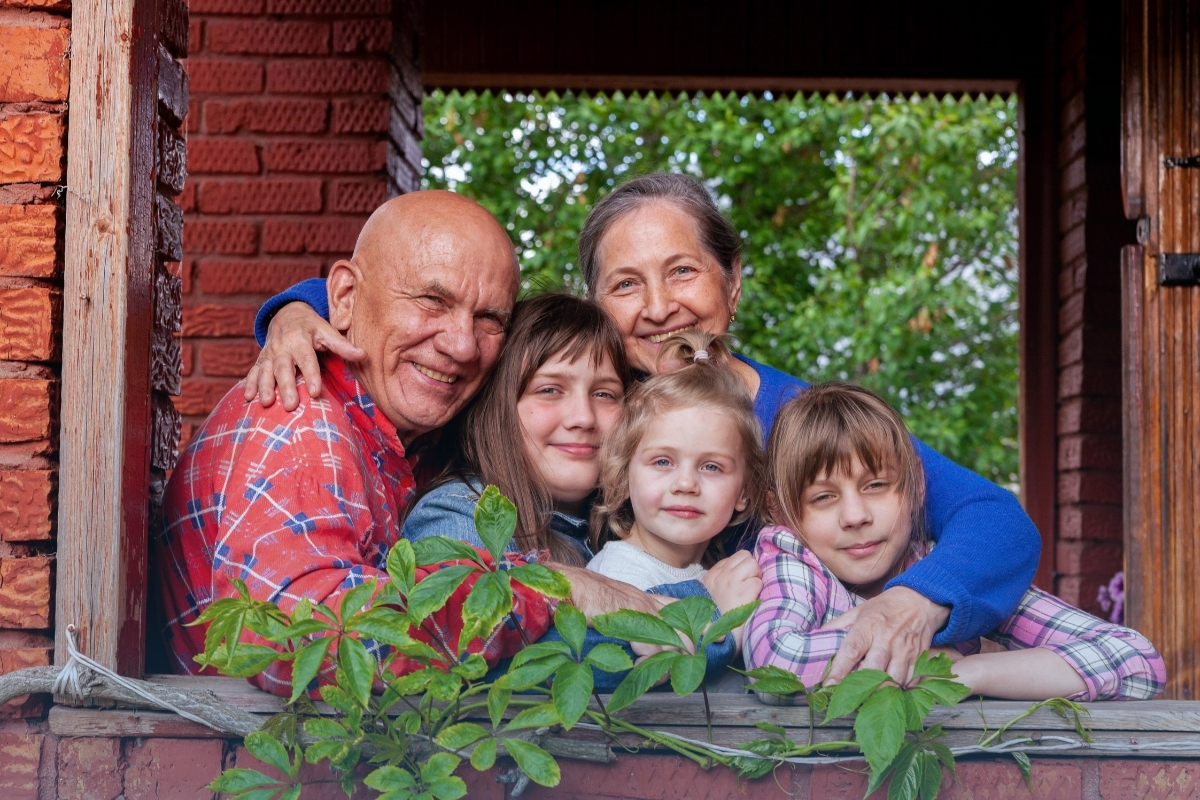 Asesor explicando soluciones financieras a un adulto mayor