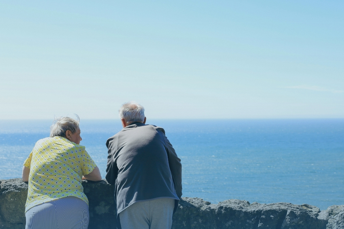 Adulto mayor sonriente visualizando un futuro financiero estable